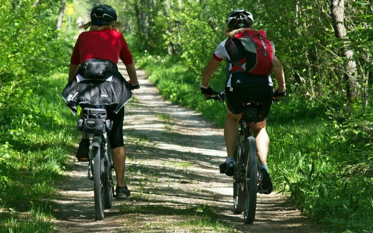Fahrradfahrer auf einem unbefestigten Radweg Fahrradfahrer auf einem unbefestigten Radweg
